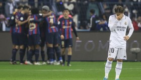 巴塞罗那赛季报销加维，诺坎普延期翻新，球队挑战重重